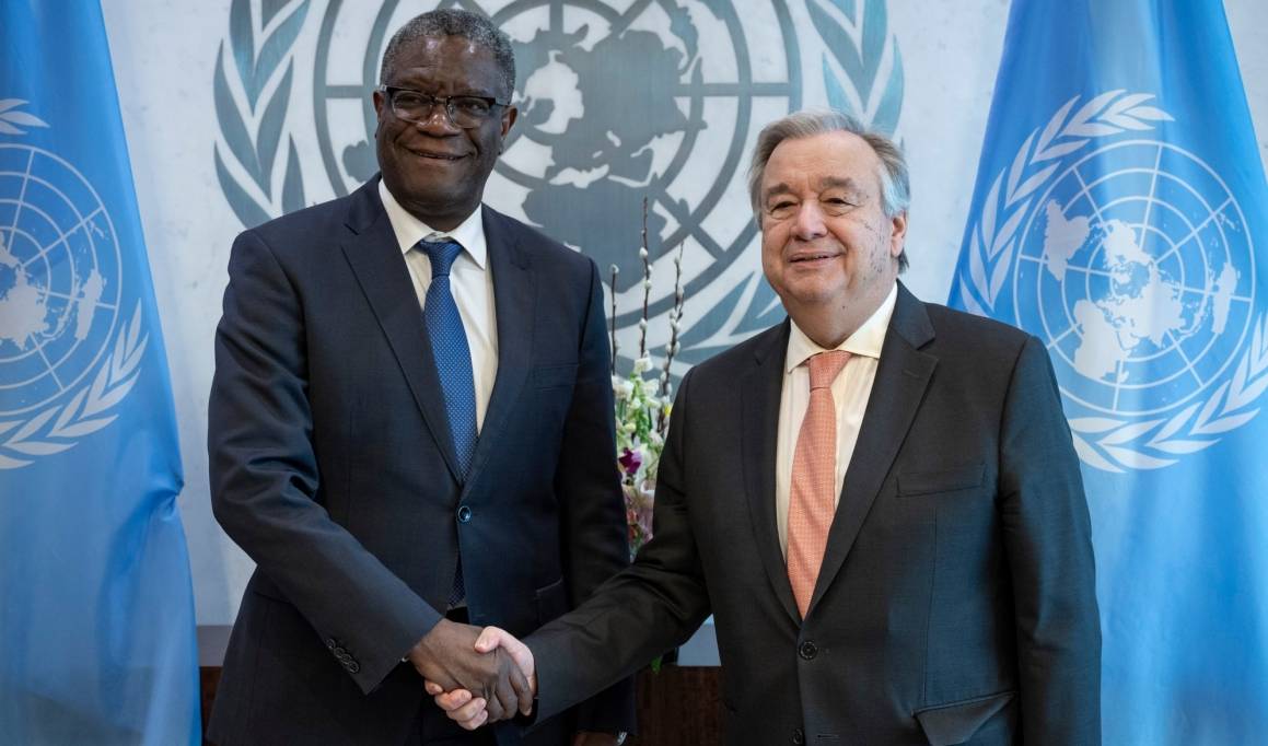 FNs generalsekretær, Antonio Guterres, til høyre, møter Nobels fredsprisvinner Denis Mukwege i 2019. Foto: UN Photo/Evan Schneider.